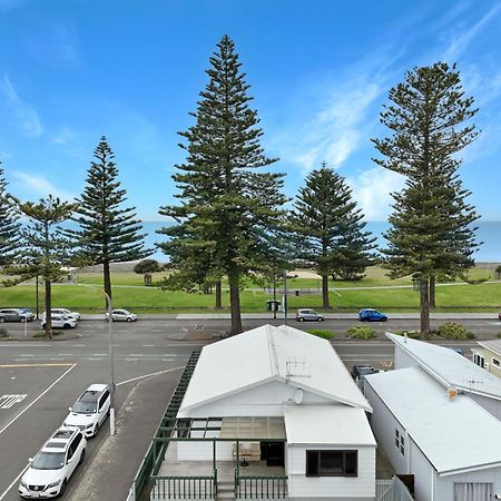 The Nautilus Hotel Napier Luaran gambar View of the beach from the town