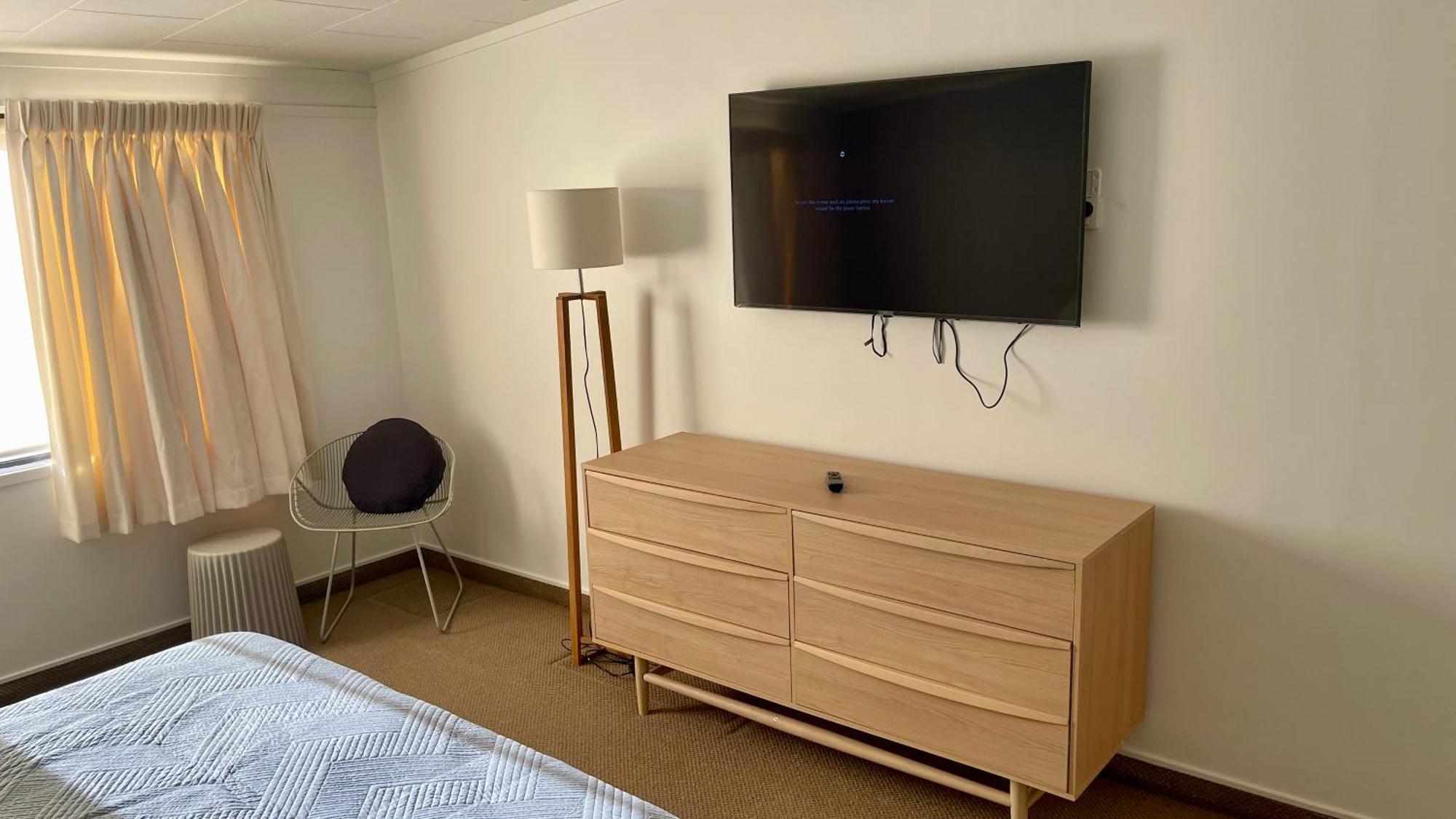 The Nautilus Hotel Napier Luaran gambar A flat screen television mounted on a wall
