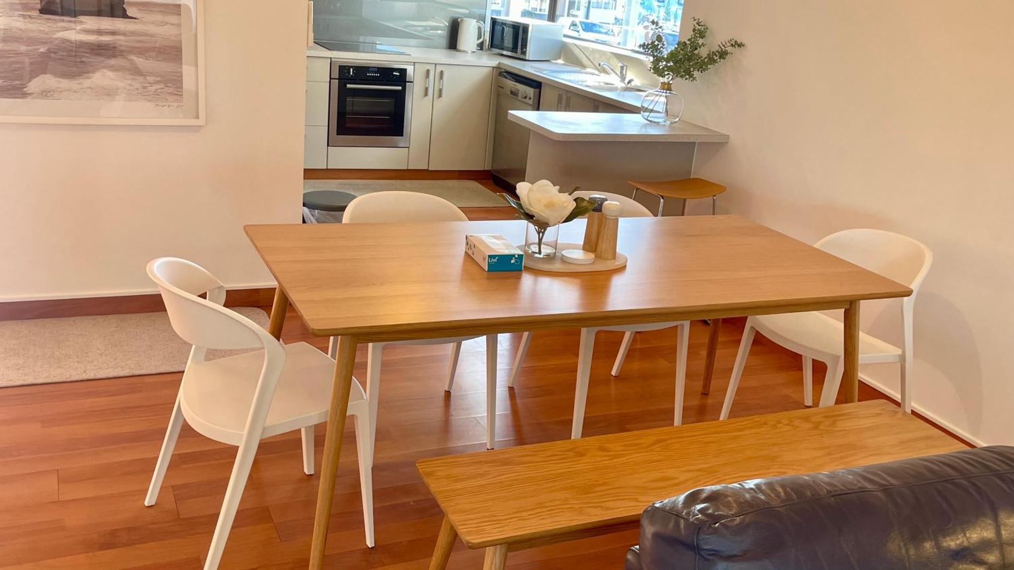 The Nautilus Hotel Napier Luaran gambar A dining room with a kitchen in the background