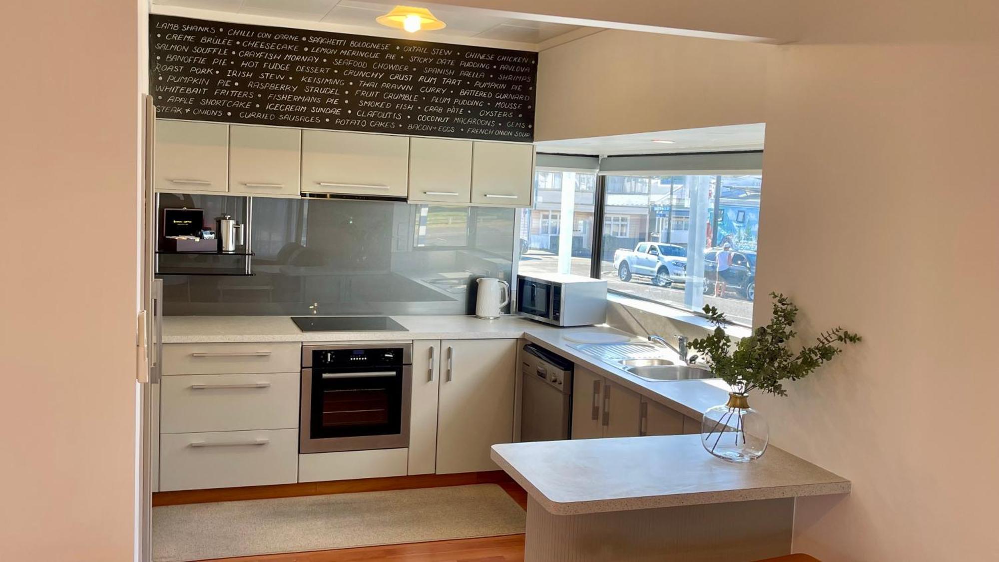 The Nautilus Hotel Napier Luaran gambar A modern kitchen