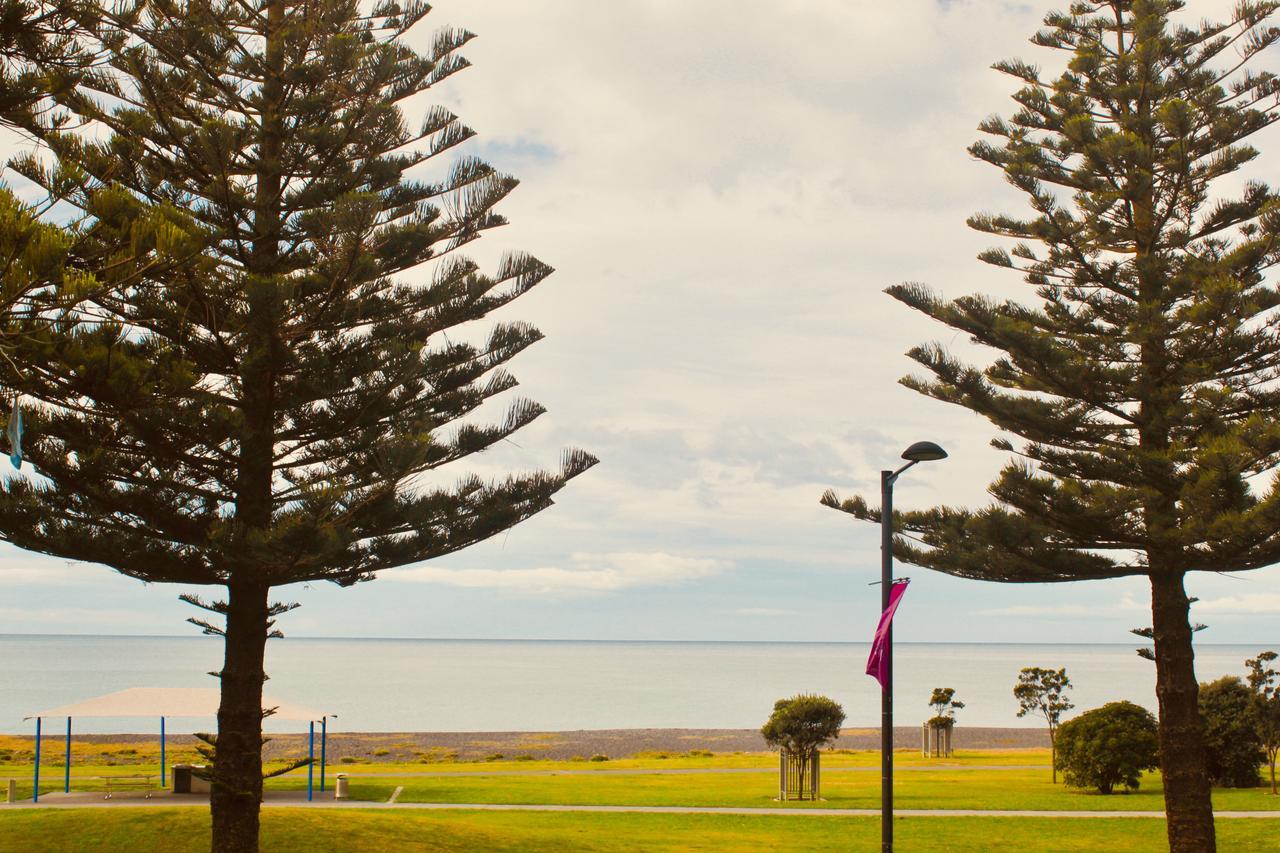 The Nautilus Hotel Napier Luaran gambar View of the bay from the foreshore