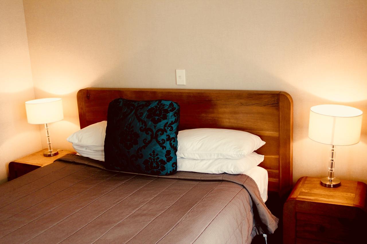 The Nautilus Hotel Napier Luaran gambar A bed with a pillow