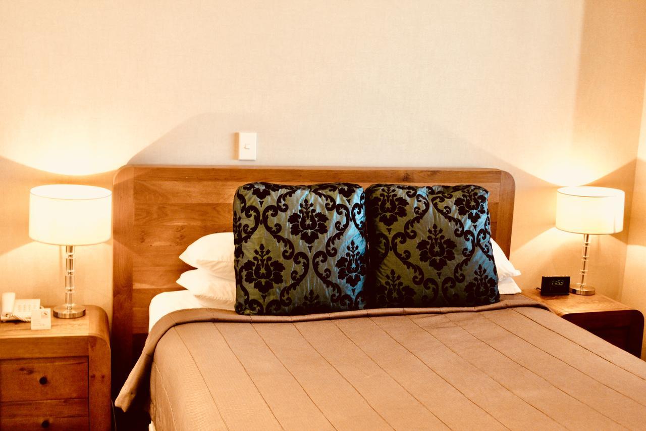 The Nautilus Hotel Napier Luaran gambar A bed with a decorative pillow