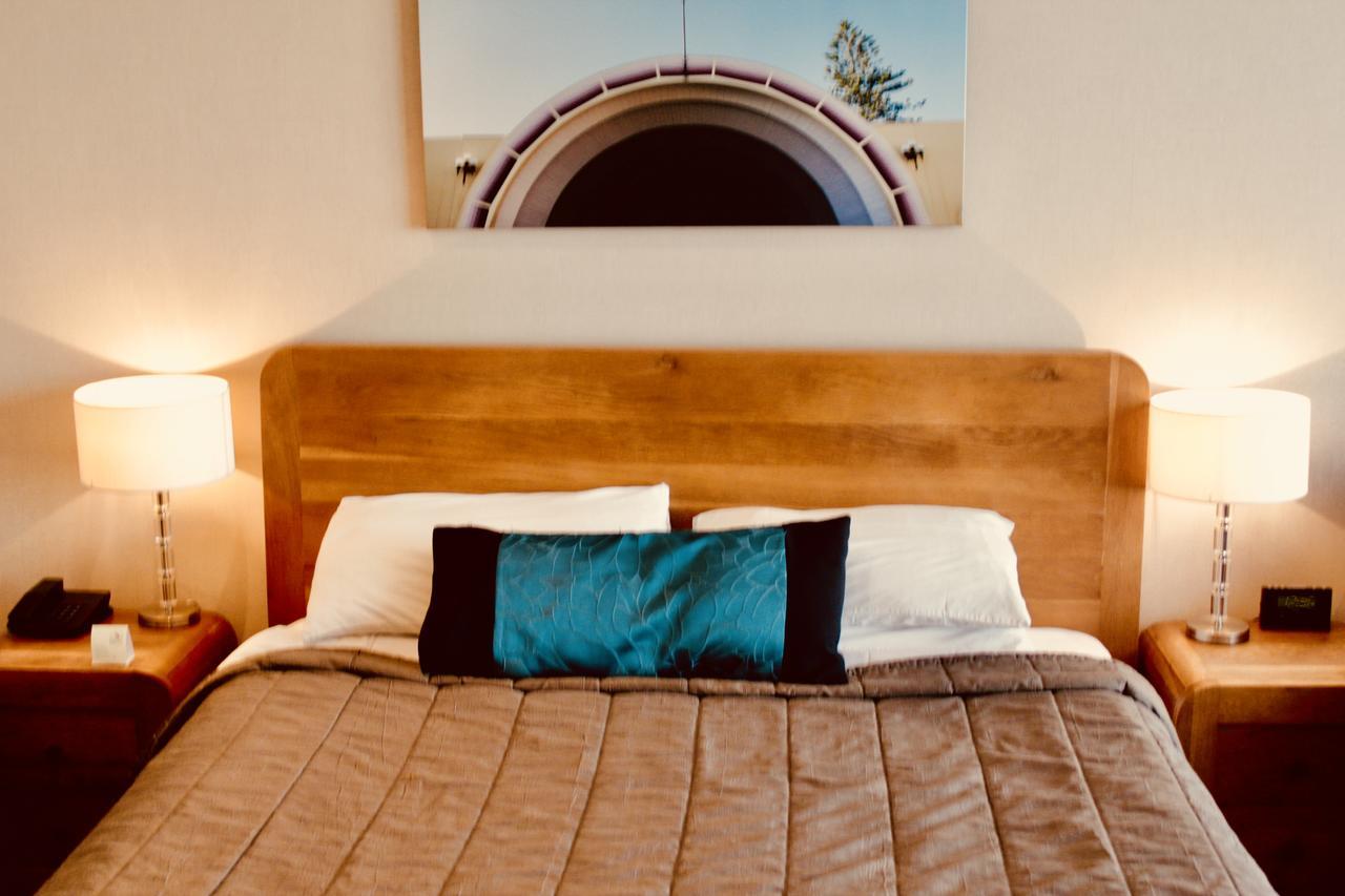 The Nautilus Hotel Napier Luaran gambar A bed with a throw pillow