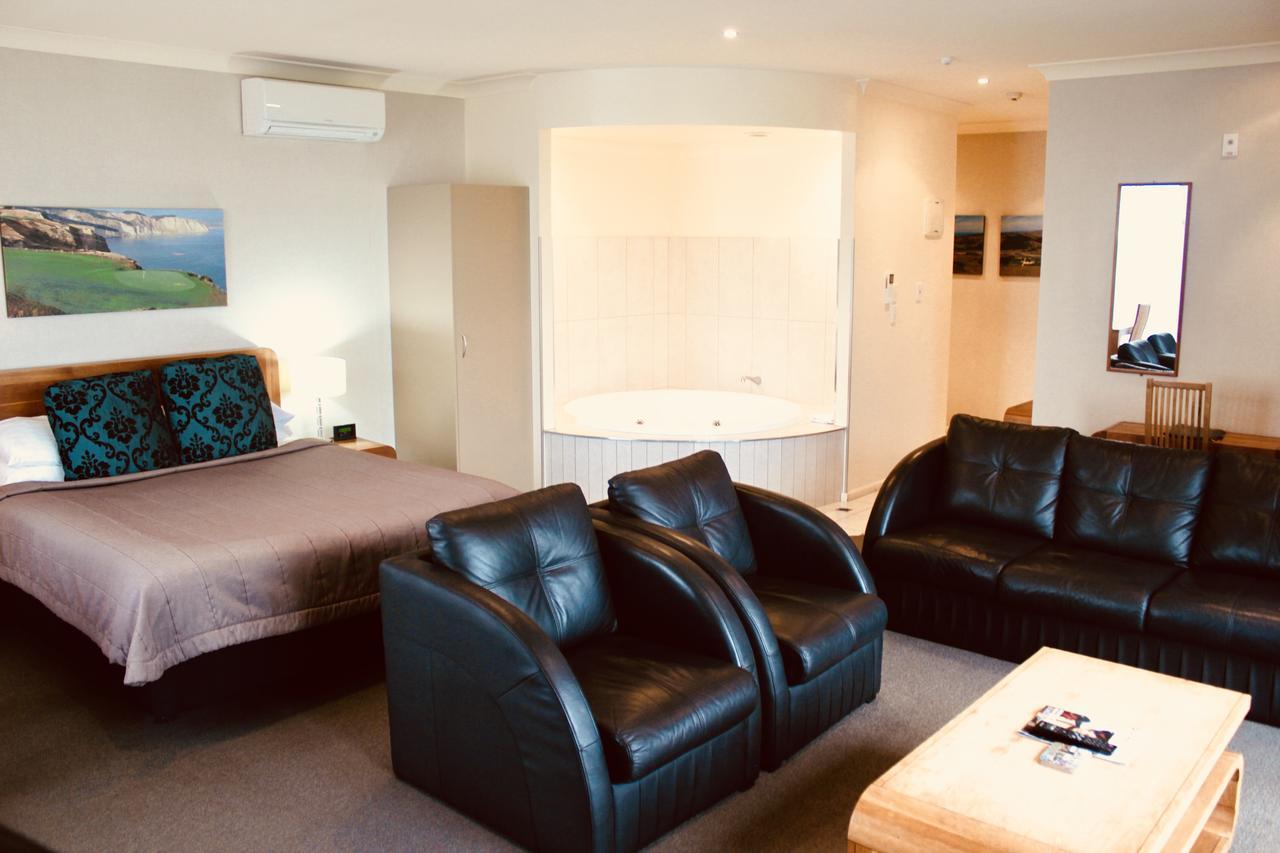 The Nautilus Hotel Napier Luaran gambar A suite at the hotel
