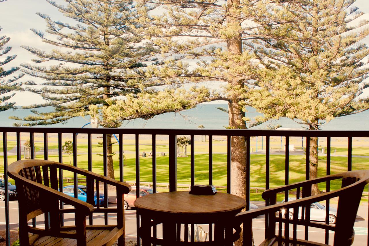 The Nautilus Hotel Napier Luaran gambar View of Mount Takami from the station