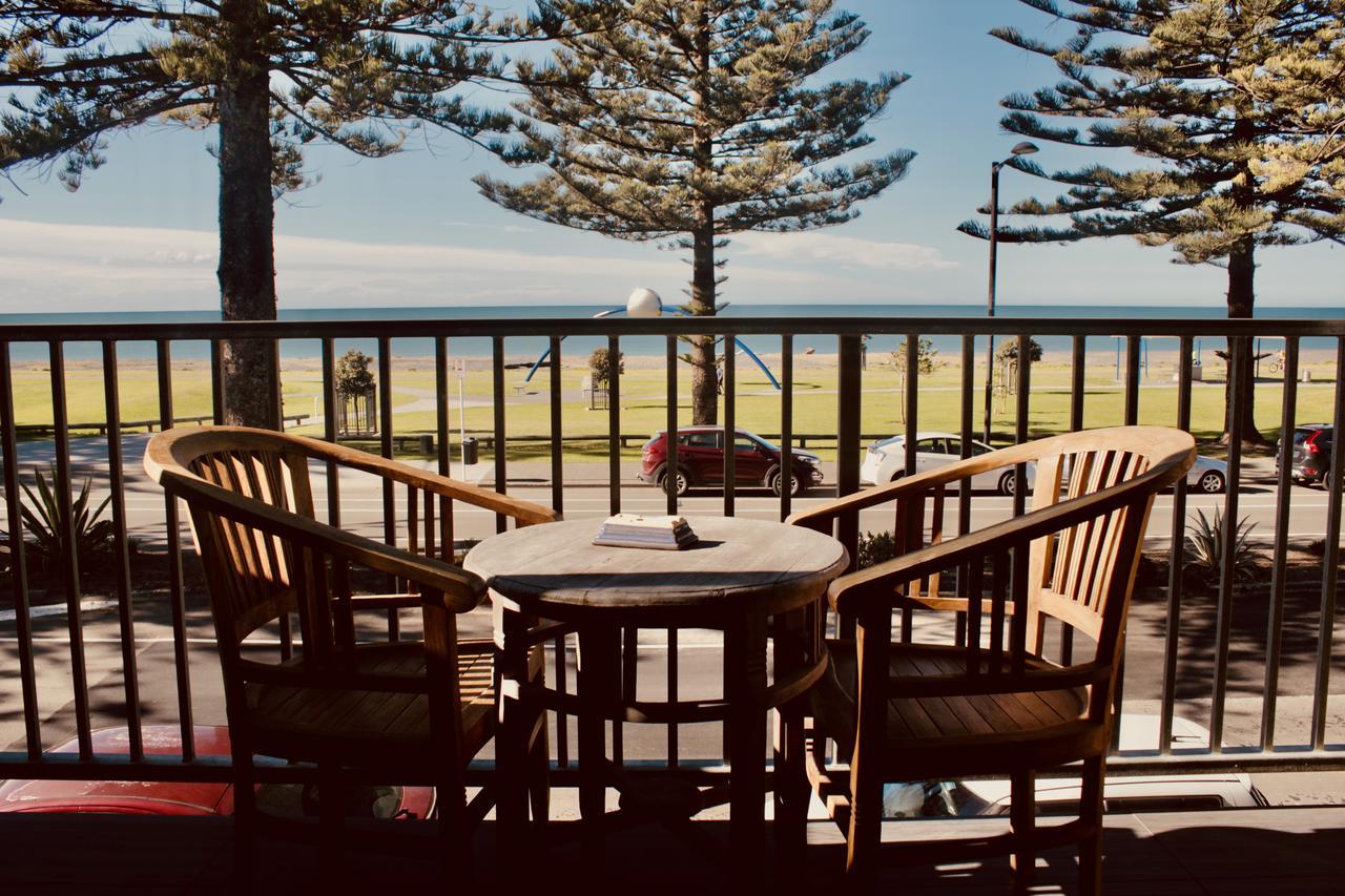 The Nautilus Hotel Napier Luaran gambar The deck at the Surf Life Saving Club