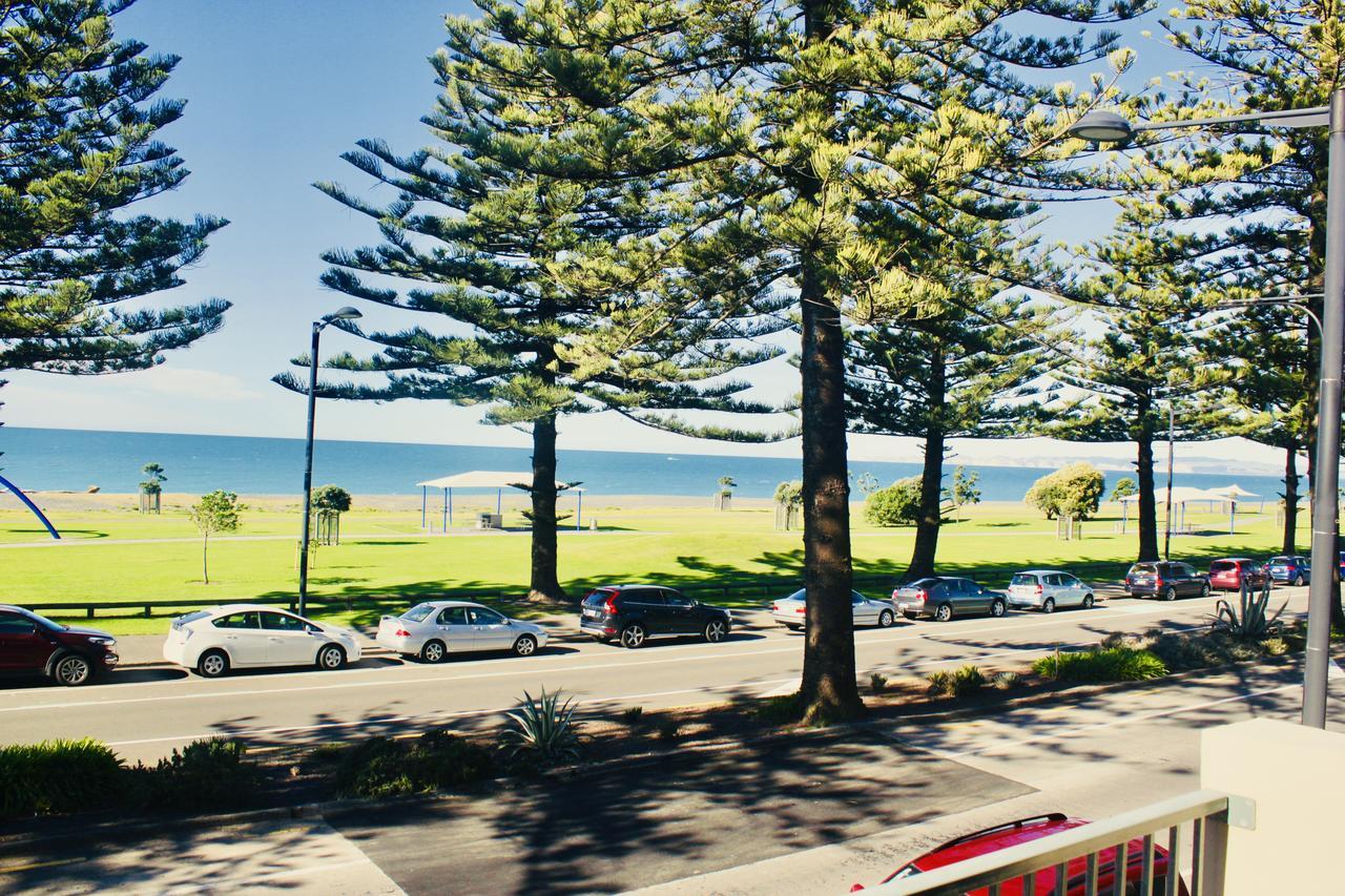 The Nautilus Hotel Napier Luaran gambar View of the beach from the main street
