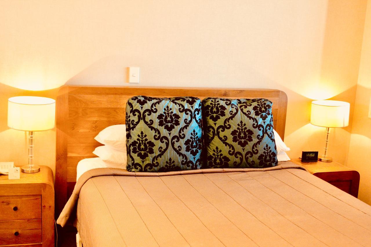 The Nautilus Hotel Napier Luaran gambar A bed with a decorative pillow