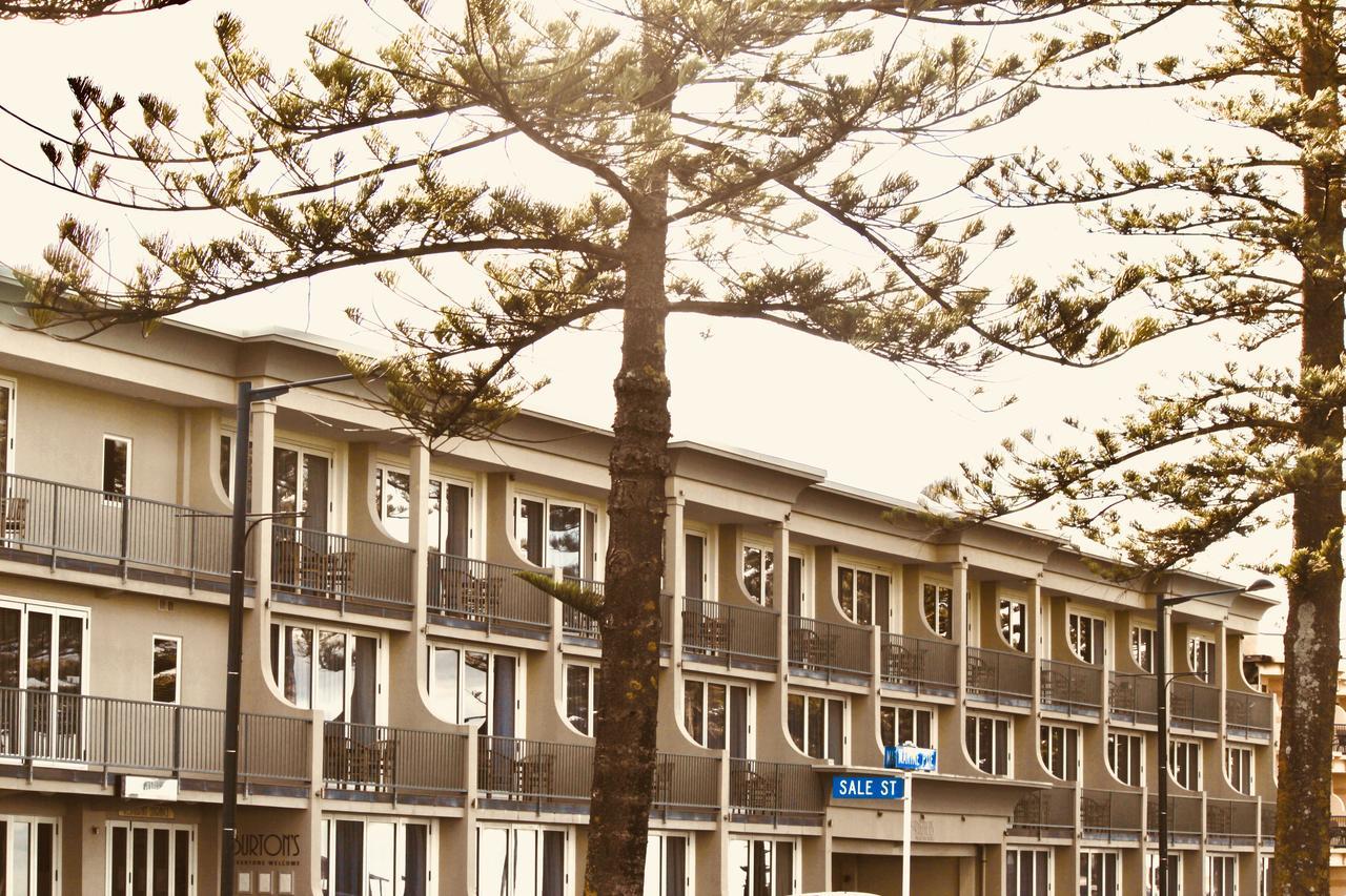 The Nautilus Hotel Napier Luaran gambar The 1960s apartment block at the northern end of the street