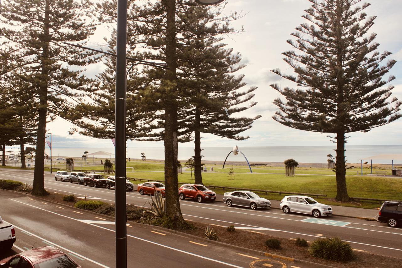 The Nautilus Hotel Napier Luaran gambar View of the beach from the Esplanade Hotel