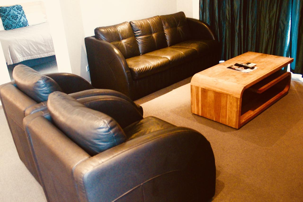 The Nautilus Hotel Napier Luaran gambar A living room in a hotel suite